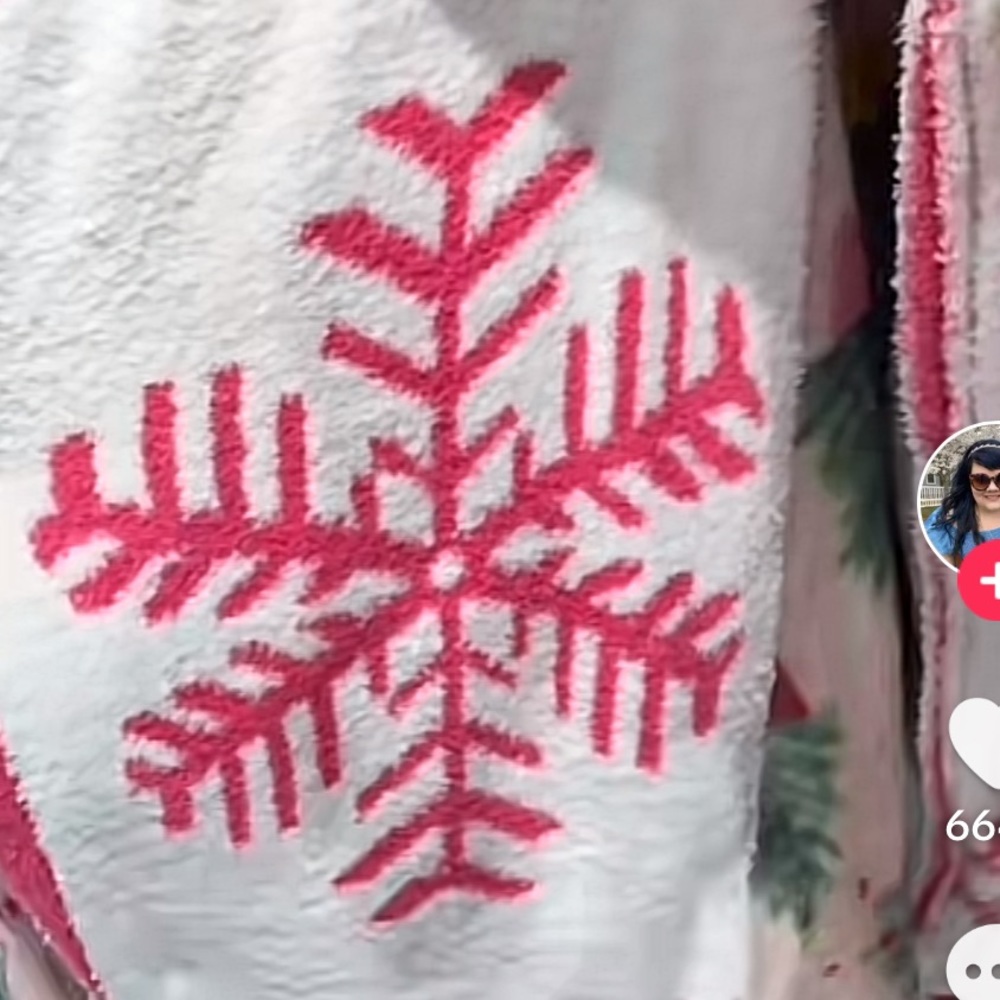 Snowflake viral blanket Nicole Miller